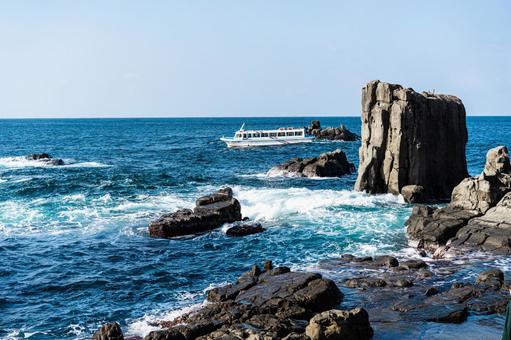 東尋坊 日本海にそびえる断崖と荒波の絶景 東尋坊 日本海にそびえる断崖と荒波の絶景 東尋坊,海,崖の写真素材