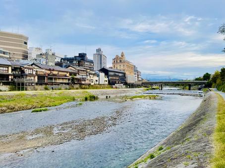 早朝の京都鴨川と四条大橋4 四条大橋,鴨川,京都市の写真素材