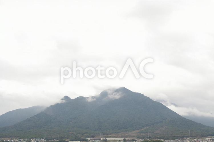 長崎　雲がかかる島原の眉山（まゆやま） 眉山,島原,長崎の写真素材