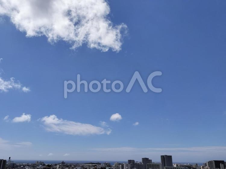 よく晴れた昼下がり 空,sky,青空の写真素材