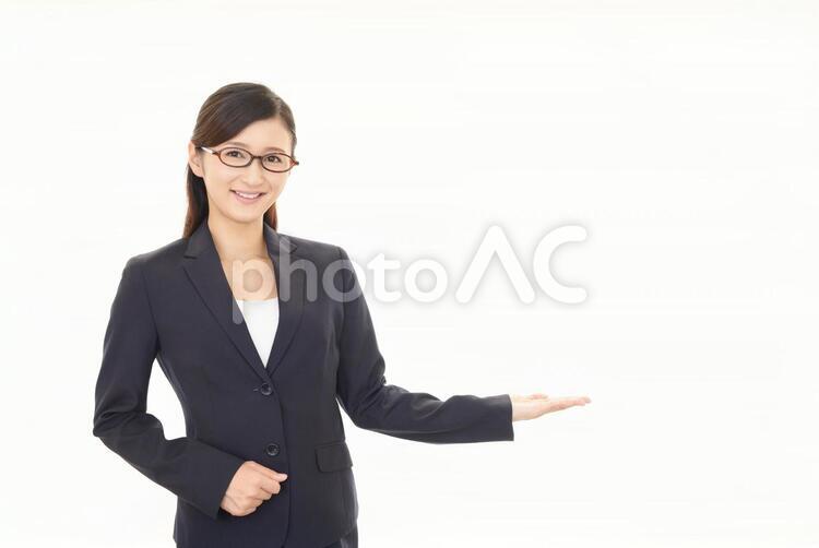 案内する笑顔のビジネスウーマン 女性,ビジネスウーマン,女の写真素材