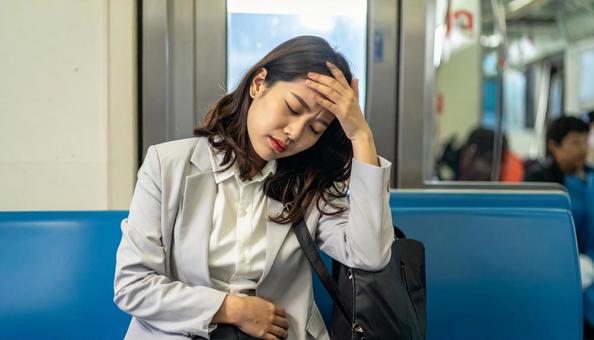 電車内で体調が悪くなった日本人女性 電車内で体調が悪くなった日本人女性の写真