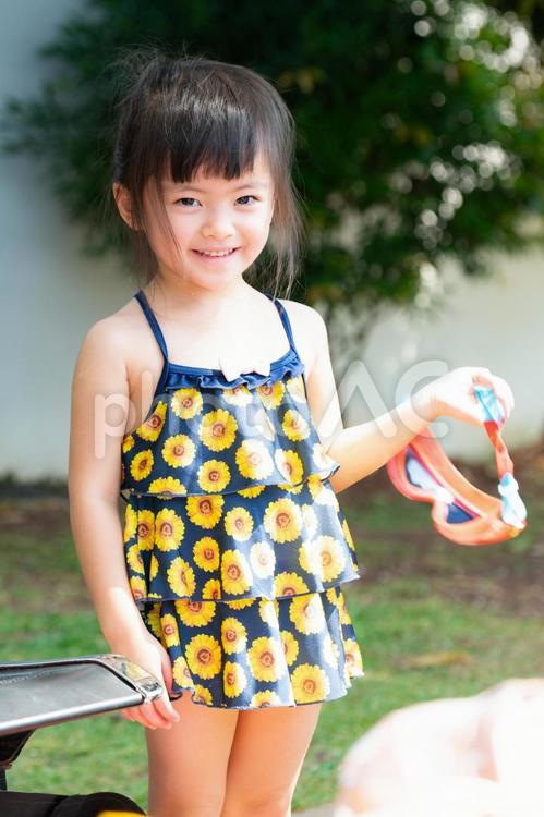 プールで水遊びをする幼稚園児の女の子 子供,水着,夏の写真素材