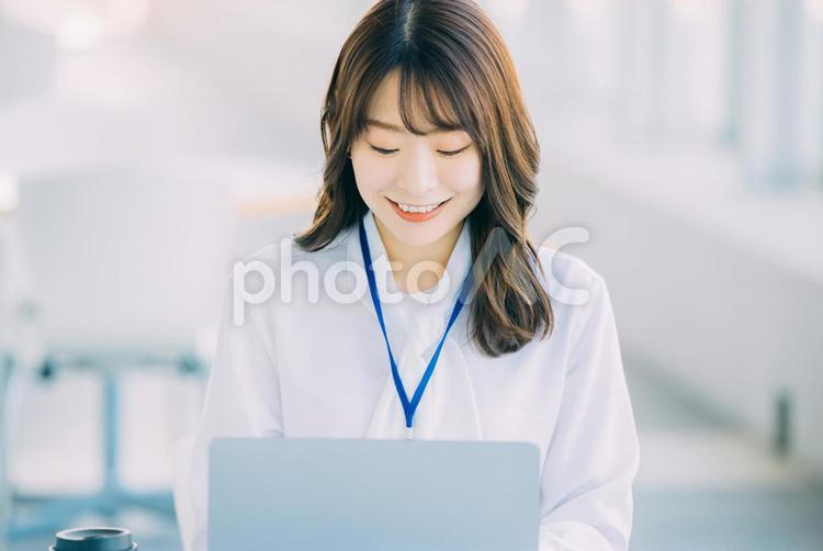 ノートパソコンを使う女性ビジネスマン 女性,ビジネス,ビジネスウーマンの写真素材