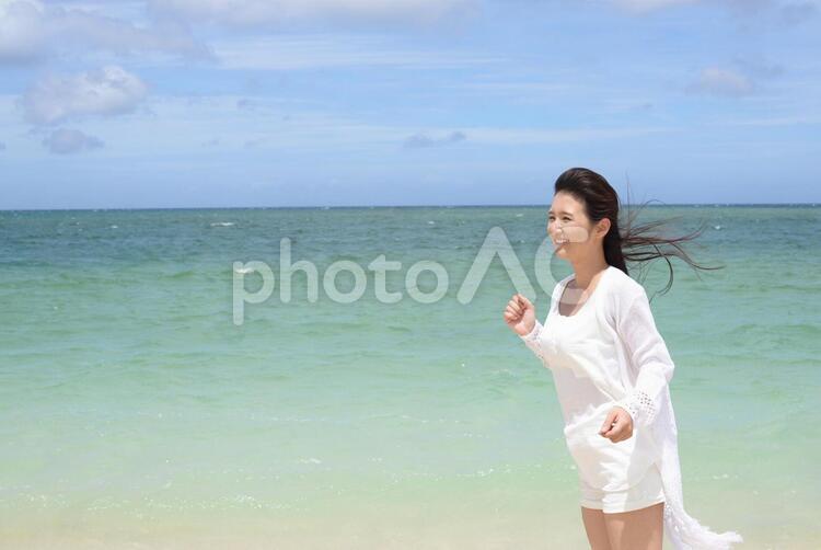 南国の美しいビーチと笑顔の女性 女性,女,沖縄の写真素材