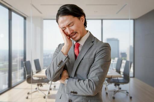 悩むビジネスマン ビジネスマン,スーツ男性,会議室の写真素材