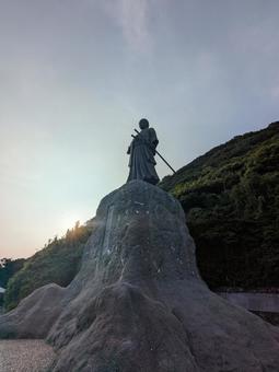夕陽に照らされる中岡慎太郎先生像(室戸) 夕陽に照らされる中岡慎太郎先生像(室戸) 中岡慎太郎,幕末,土佐の写真素材