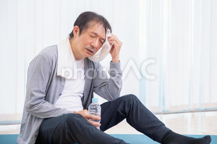 トレーニング中の中高年男性（水分補給） 熱中症,頭痛,水の写真素材