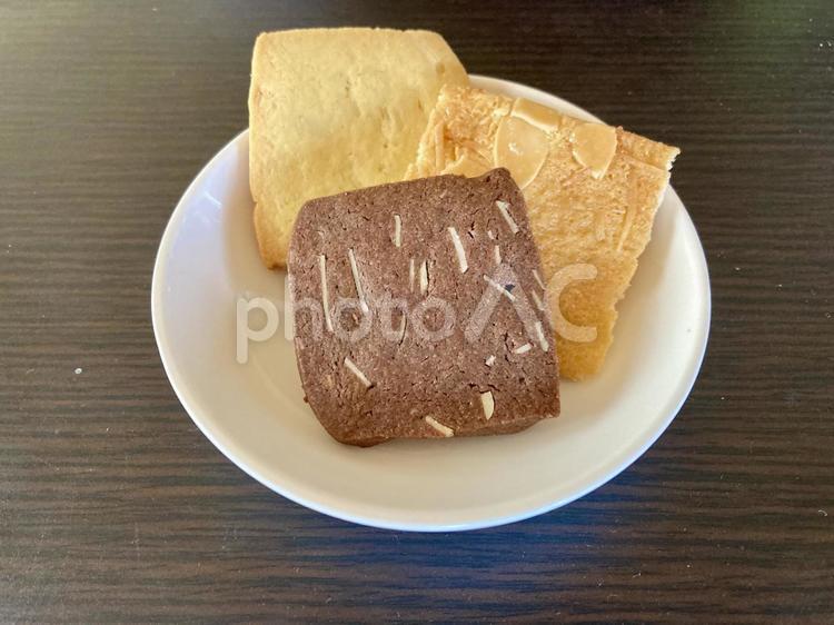 コーヒータイムのおやつ クッキー,チョコ,アーモンドの写真素材