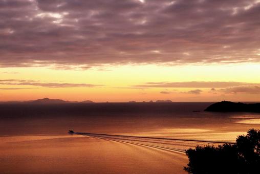 早朝の海 夜明け,冬,日の出の写真素材