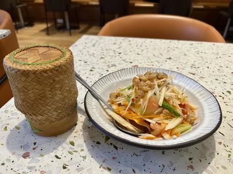 タイバンコクの東北料理ソムタムともち米 タイバンコクの東北料理ソムタムともち米 海外,タイ,バンコクの写真素材