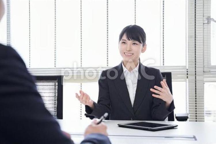 オフィスで営業をするビジネスウーマン 女性,営業職,オフィスの写真素材