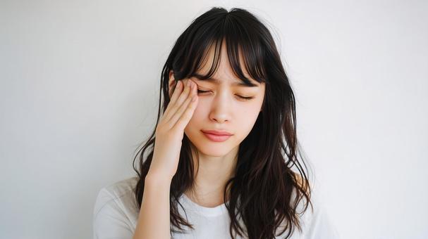 目が痛い女性 目が痛い女性の写真