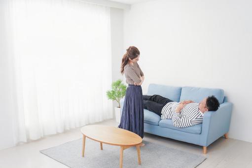 寝ている夫を責める妻 文句,机,怒るの写真素材