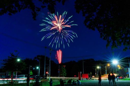 打ち上げ花火 打ち上げ花火 打ち上げ花火,花火,夜空の写真素材