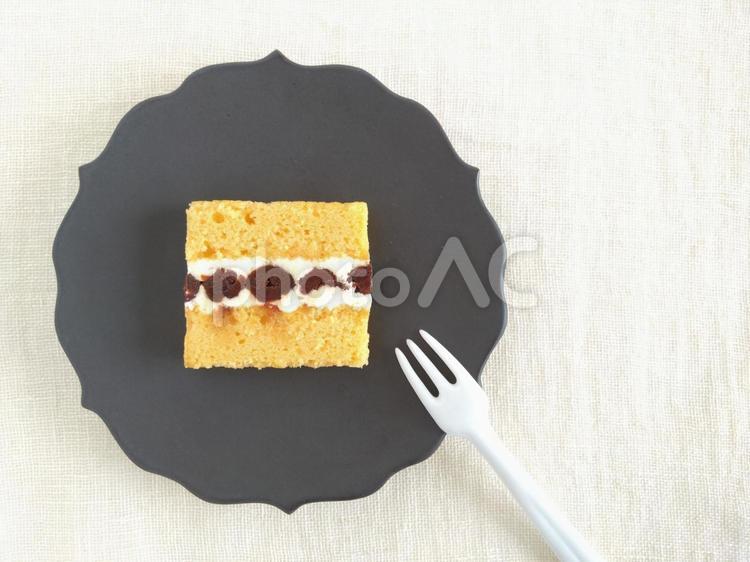 萩焼のお皿とダークチェリーのケーキ バターケーキ,ダークチェリー,バタークリームの写真素材