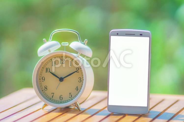 スマートフォンと目覚まし時計 スマホ,スマートフォン,時計の写真素材