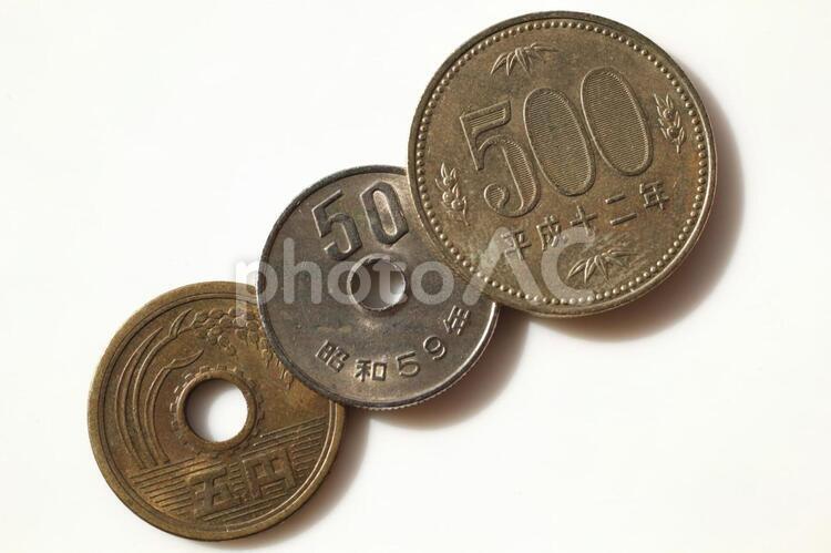 555っ！　ななめに重なるコイン 硬貨,コイン,お金の写真素材