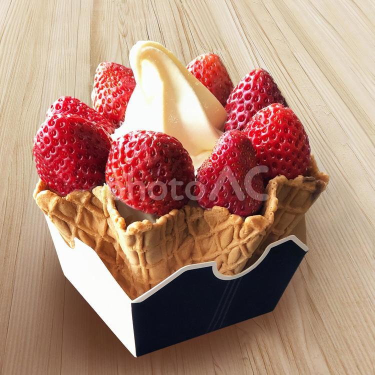 いちごケーキアイス　ソフトクリーム スイーツ,デザート,アイスの写真素材