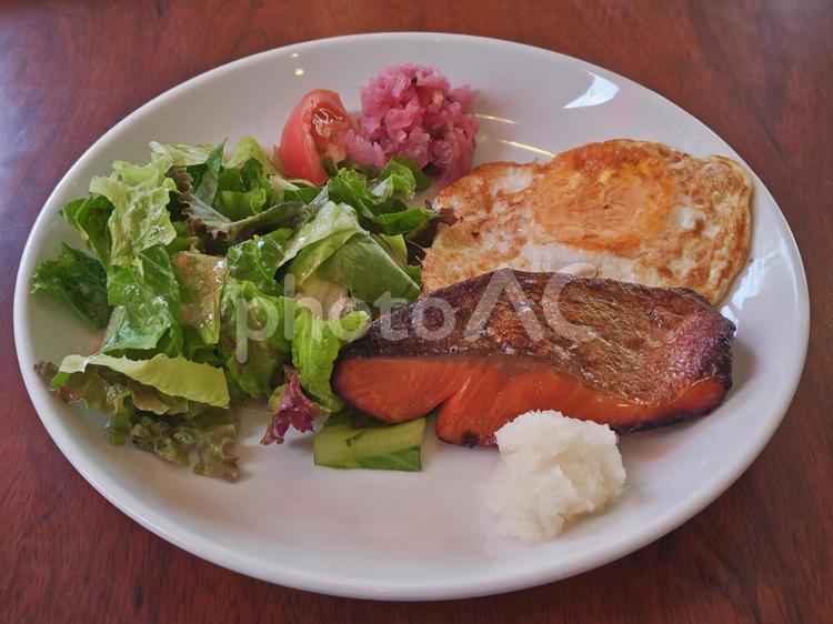 朝食のおかず（鮭・卵焼き・サラダ） 朝食,サケ,さけの写真素材