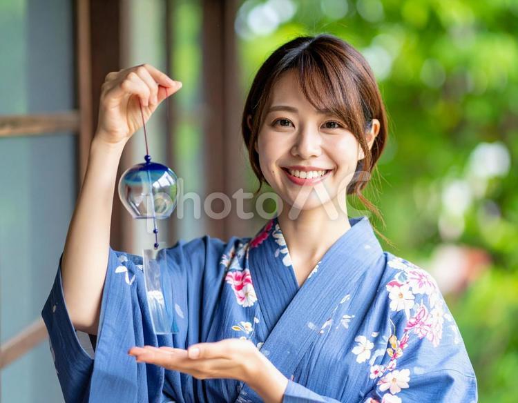 ガラスの風鈴と彼女 女性,浴衣,風鈴の写真素材