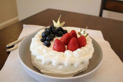 ジェンダーリビールケーキ(手作り) ジェンダーリビールケーキ(手作り) ケーキ,ジェンダーリビールケーキ,苺の写真素材