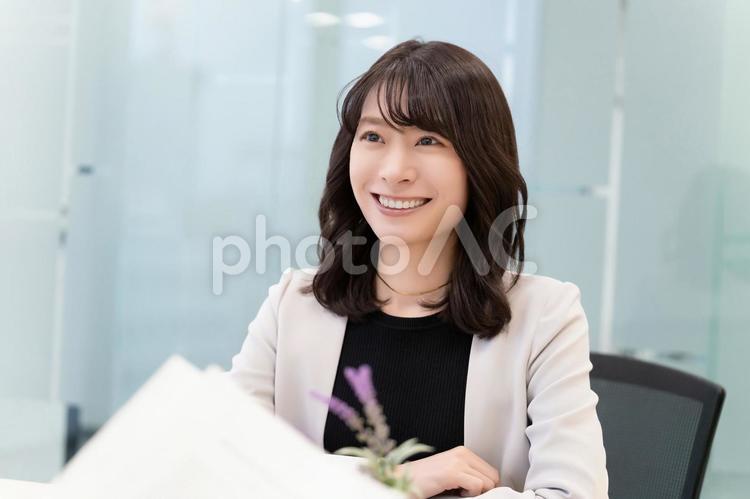 笑顔で対話をする女性・ビジネスウーマン 女性,ビジネス,笑顔の写真素材