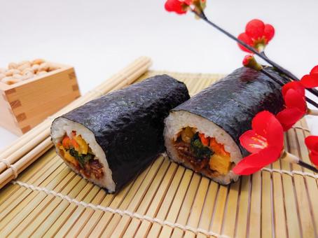 恵方巻きと豆まき 恵方巻き,巻き寿司,豆まきの写真素材