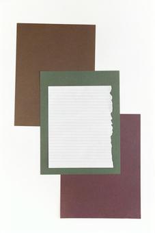 重なった茶色と緑色の紙とノートの切れ端 重なった茶色と緑色の紙とノートの切れ端の写真
