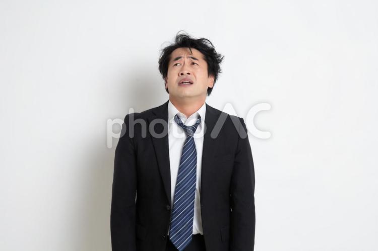 やる気を無くして落ち込んでいる中年のサラリーマン男性 中年,上司,会社員の写真素材
