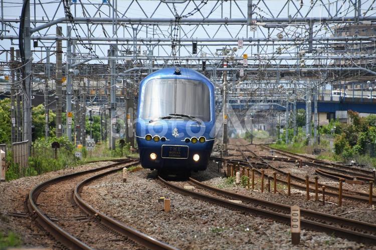 ロイヤルエクスプレス　鎌倉（電貨）踏切 ロイヤルエクスプレス,東海道線,伊豆急2100系の写真素材