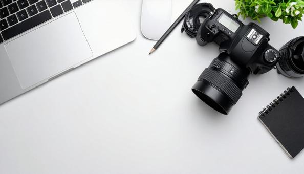 テーブルの上のカメラとパソコン テーブルの上のカメラとパソコンの写真
