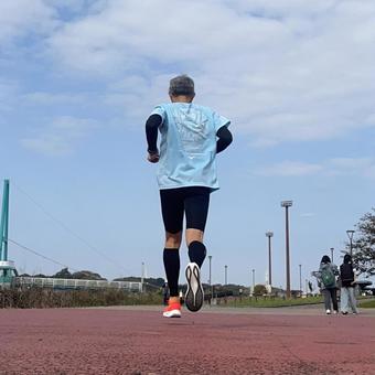 ランニングをしている男性 男性,男,走るの写真素材