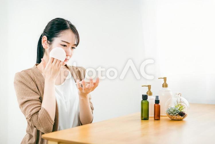 ファンデーションを使う女性（困る） ファンデーション,メイク,困るの写真素材