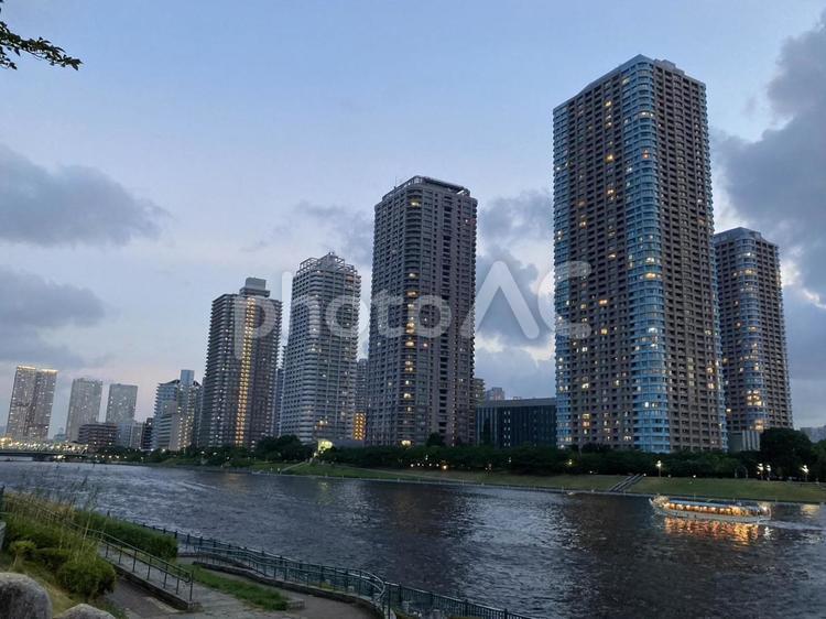 夕刻の川と船 街並み,屋外,マンションの写真素材