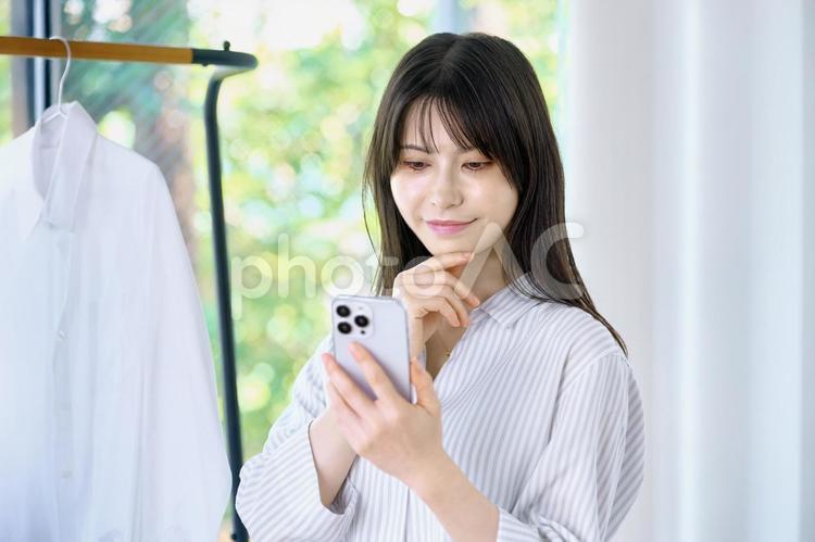 スマホを見る主婦　若い女性　自宅 女性,主婦,スマホの写真素材