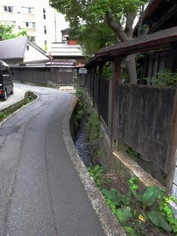板塀のカーブした小径 板塀のカーブした小径の写真