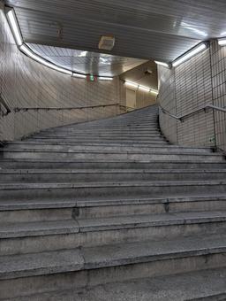 地下鉄押上駅の曲がっている階段 地下鉄押上駅の曲がっている階段 階段,地下鉄,地下の写真素材