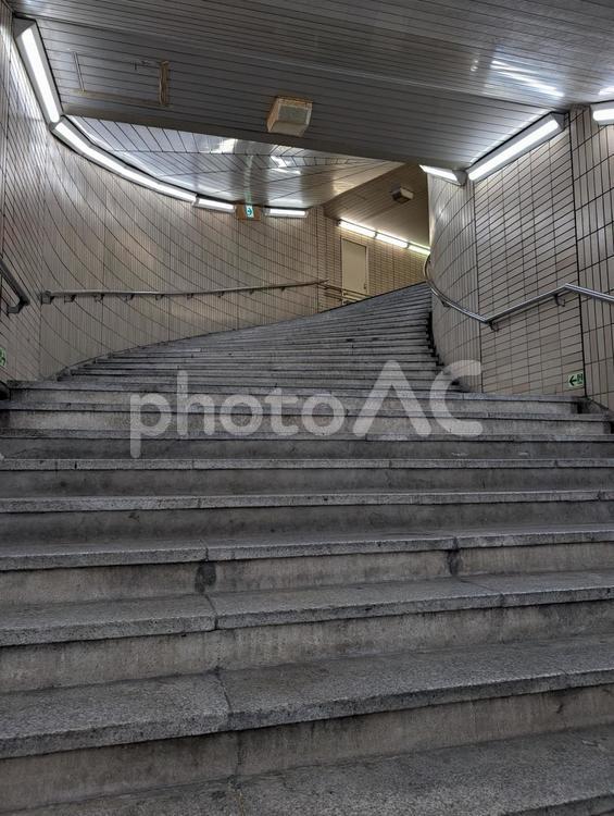 地下鉄押上駅の曲がっている階段 階段,地下鉄,地下の写真素材