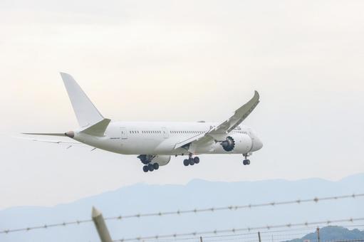 雲の下、変わらぬ日常のフライト 雲の下、変わらぬ日常のフライト 飛行機,航空機,旅客機の写真素材