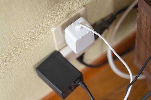 部屋の充電器が沢山刺さっているコンセント 部屋の充電器が沢山刺さっているコンセント コンセント,充電器,充電コードの写真素材