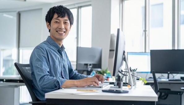 オフィスで働く日本人システムエンジニアの写真