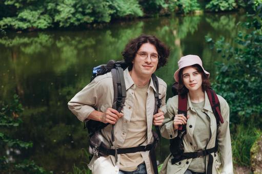 笑顔で歩く男女キャンパーの写真