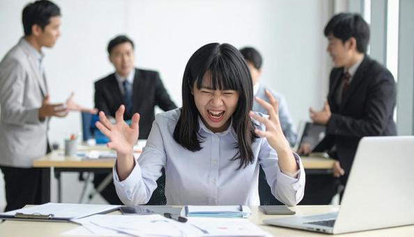 オフィスで叫ぶ女性 オフィスで叫ぶ女性の写真