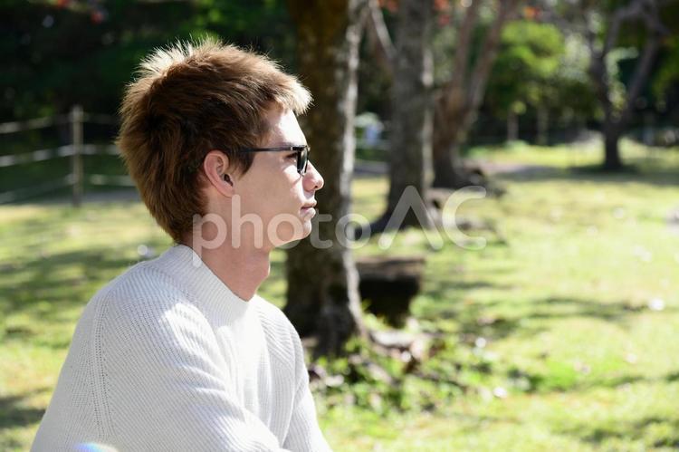 公園でくつろぐ男性 男性,健康,自然の写真素材