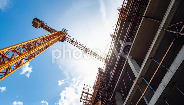 ビルを建てるクレーン 建築現場,ビジネス,ビルの写真素材