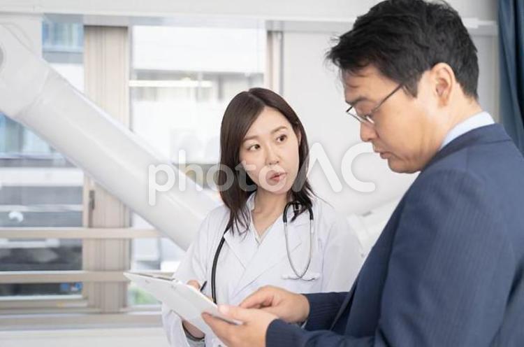 女医と打ち合わせをする男性ビジネスマン mr,営業,医者の写真素材