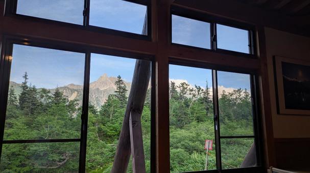 鏡平山荘から望む槍ケ岳 鏡平山荘から望む槍ケ岳の写真