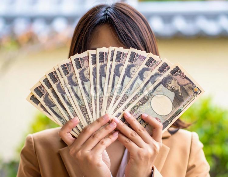 お札を扇形に広げる人 お金,扇形,広げるの写真素材