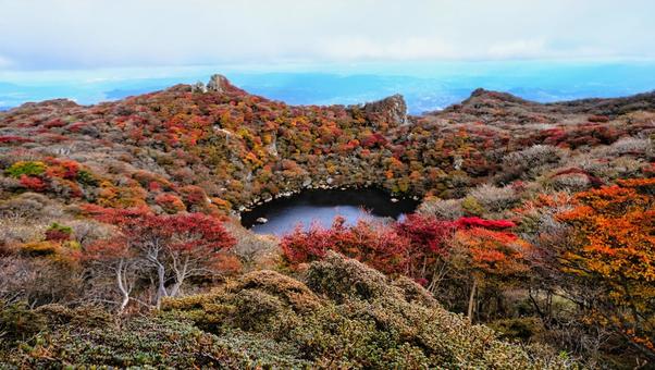 九重の大船山から眺める紅葉の御池 自然,植物,秋の写真素材